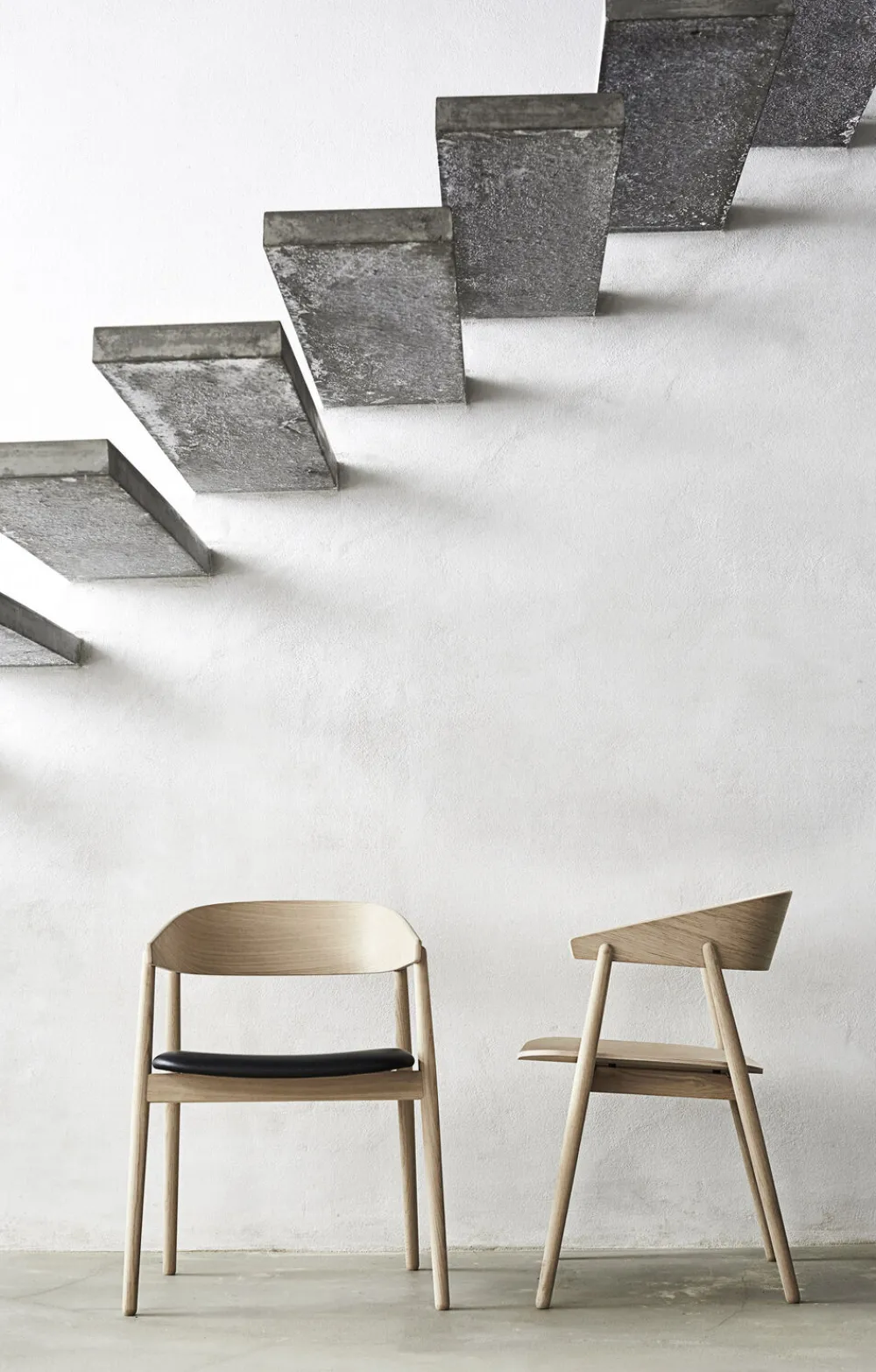 Andersen - Furniture Møbler<AC2 armchair Oak white pigm. lacquer leather seat