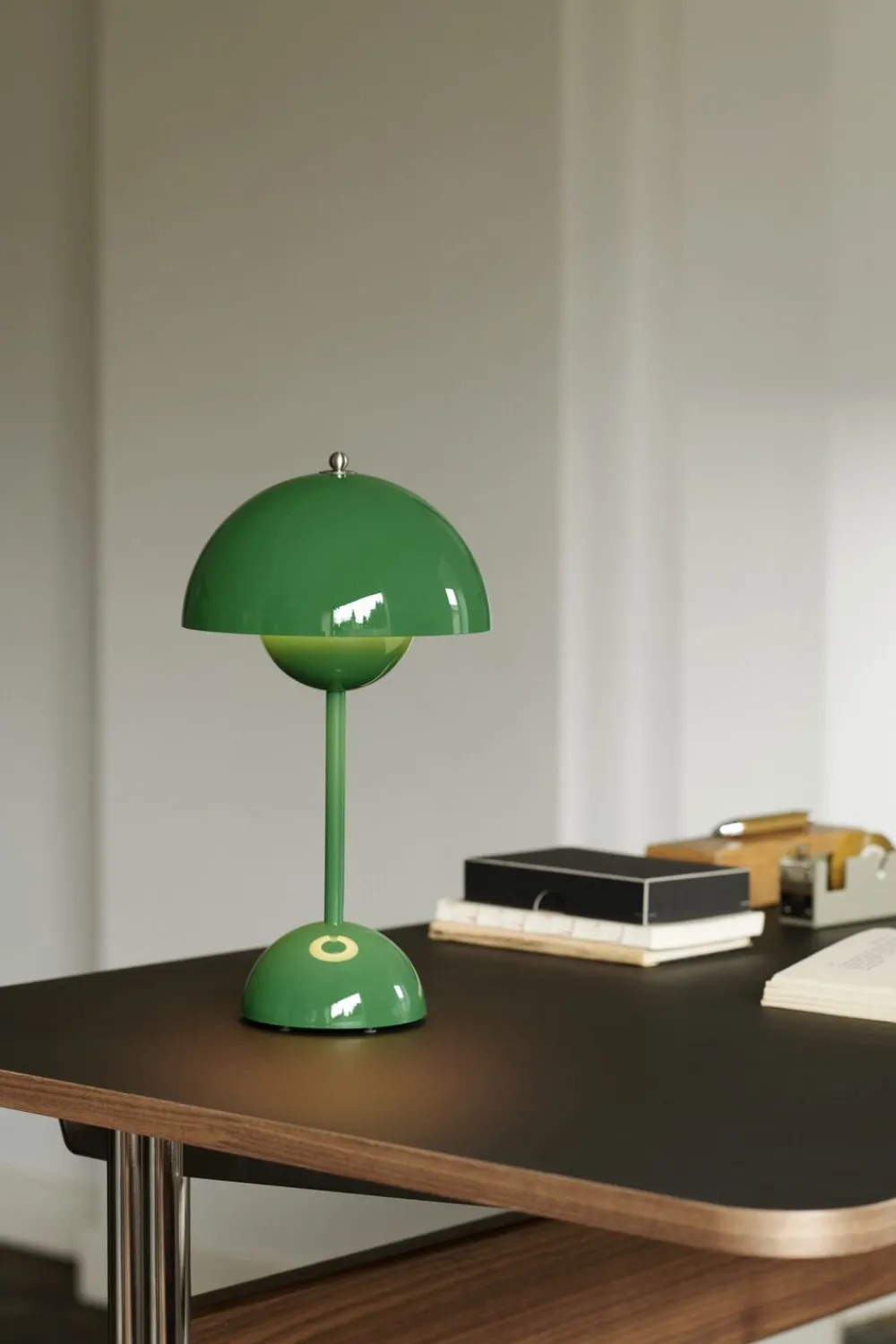 &Tradition Bordlamper|Trådløse Lamper<Flowerpot Portable Lamp VP9, Magnetic Charger Signal green