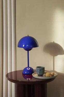 &Tradition Bordlamper|Trådløse Lamper<Flowerpot Portable Lamp VP9, , Magnetic Charger Cobalt blue