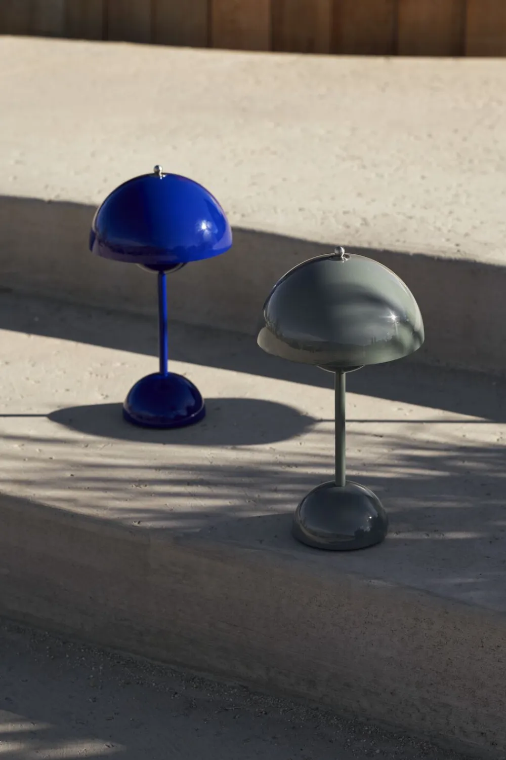 &Tradition Bordlamper|Trådløse Lamper<Flowerpot Portable Lamp VP9, , Magnetic Charger Cobalt blue