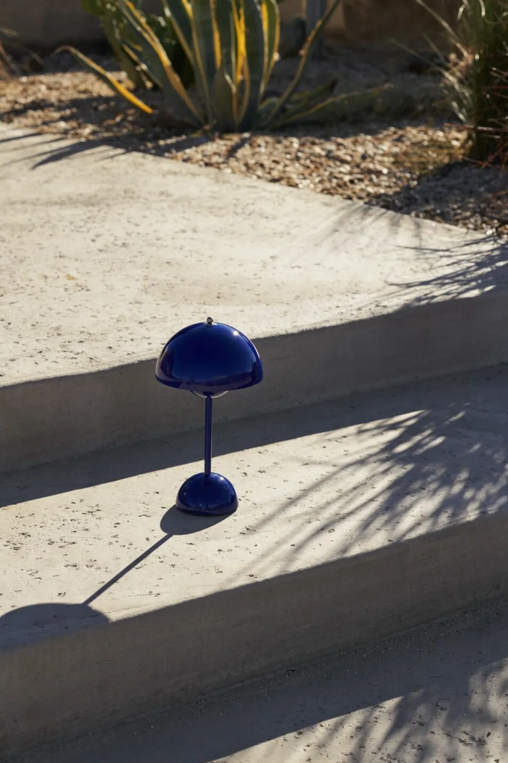 &Tradition Bordlamper|Trådløse Lamper<Flowerpot Portable Lamp VP9, , Magnetic Charger Cobalt blue