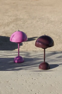 &Tradition Bordlamper|Trådløse Lamper<Flowerpot Portable Lamp VP9, Magnetic Charger Tangy pink