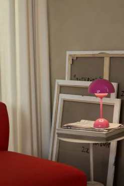 &Tradition Bordlamper|Trådløse Lamper<Flowerpot Portable Lamp VP9, Magnetic Charger Tangy pink