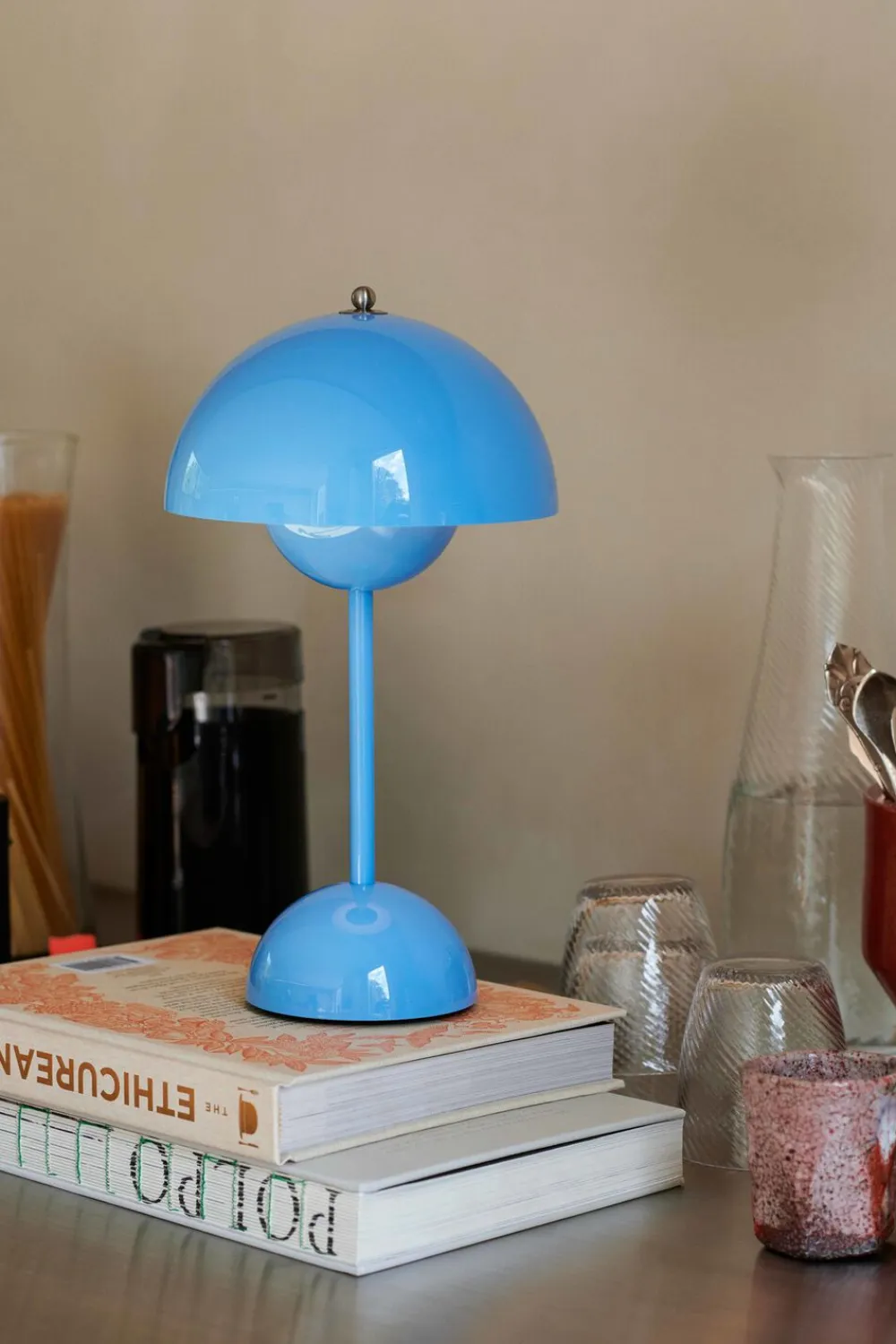 &Tradition Bordlamper|Trådløse Lamper<Flowerpot Portable Lamp VP9, Magnetic Charger Swim blue
