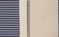 Notem Bøger|Kontorartikler<NELA Notebook med spiralryg - Stor, Bordeaux og blå